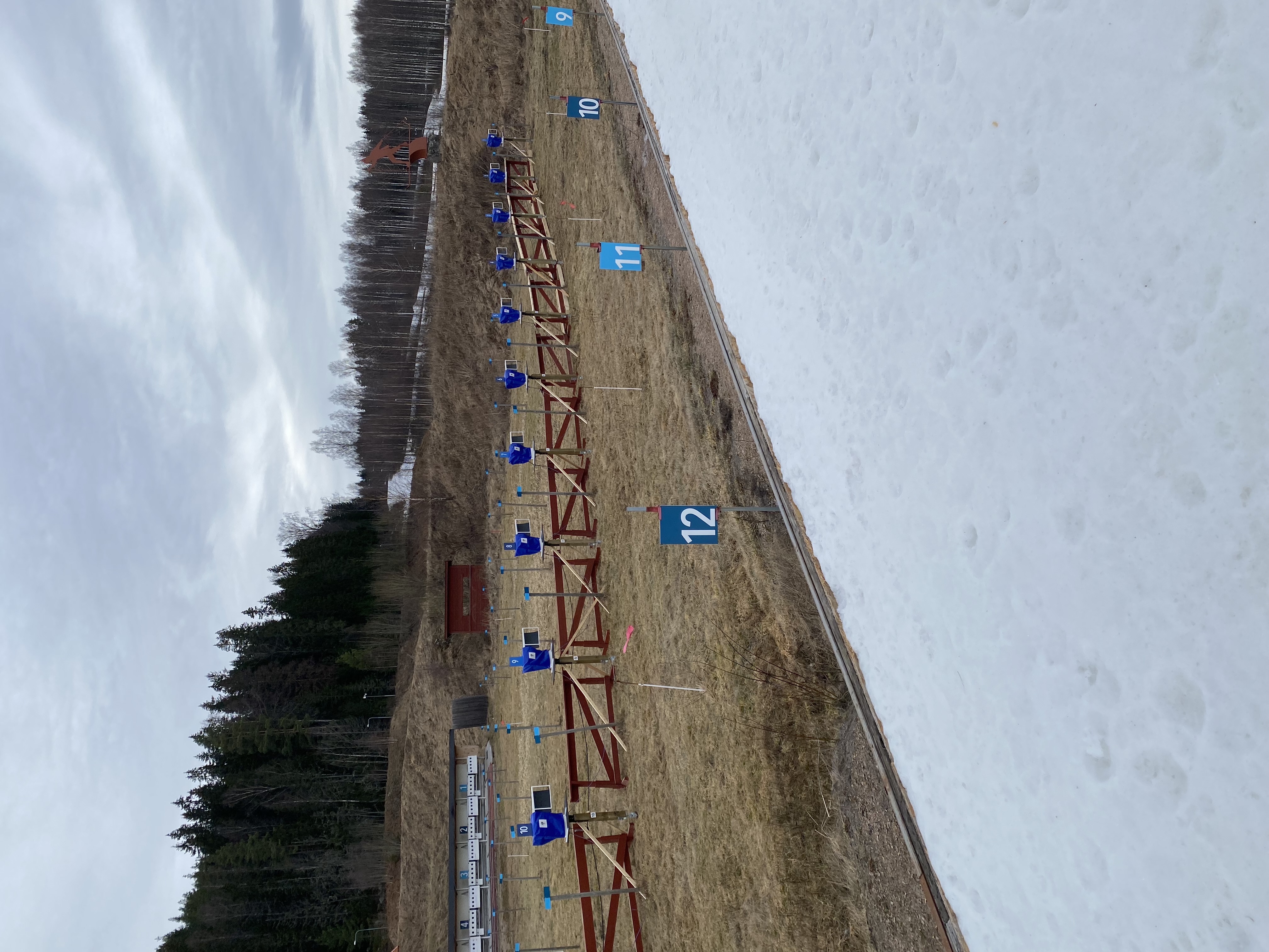 Kuvassa ampumahiihdon ampumapenkka ja erikseen rakennetut amputaulut para-ampumahiihtoon sopivaksi.